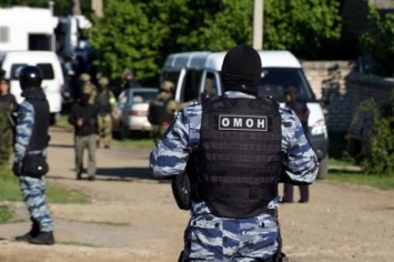 Обыски в Крыму: силовики перелезли во двор через забор