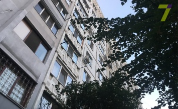 Жительница Таирова выпала из окна десятого этажа