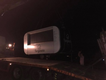 В Киеве владелицу частного бизнеса "прижали" кражей фургона для торговли фаст-фудом. Машину дважды угоняли при помощи эвакуатора