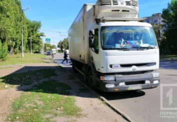 В Кривом Роге грузовик влетел в легковушку: у водителя случился инсульт