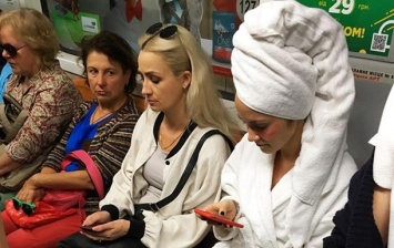 В метро Киева заметили людей в банных халатах