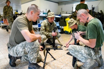 Украинские десантники участвуют в военных учениях в Германии