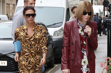 Виктория Бекхэм в леопардовом платье пришла на встречу с Анной Винтур в Лондоне