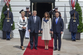 Классика и элегантность: Дональд и Мелания Трамп встретились с президентом Польши и его супругой