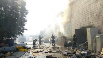 В Житомире более 18 часов тушили пожар на картонном комбинате