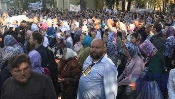 В Киеве верующие вышли под здание Верховного суда с протестом против ID-паспортов