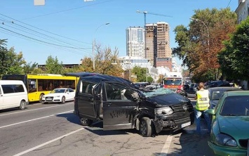 В Киеве произошло ужасное ДТП с участием пяти автомобилей, есть пострадавший (ФОТО, ВИДЕО)
