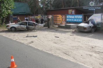 В Северодонецке из-за столкновения с деревом автомобиль разорвало пополам