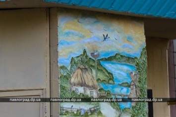 Подъезды павлоградской многоэтажки украсили барельефы в украинском стиле