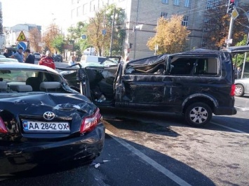 В центре Киева микроавтобус перевернулся и упал на припаркованный автомобиль