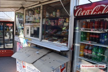 Борьба с МАФами в Николаеве: продавец закрылась в киоске, препятствуя сносу