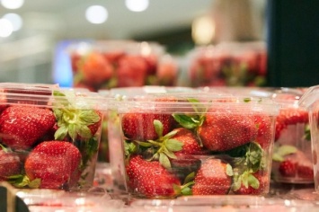 В Австралии люди находят иглы во фруктах и ягодах: полиция задержала виновного