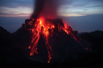 Во Франции извергается один из самых активных вулканов в мире