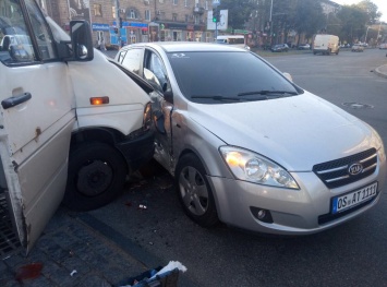 В аварии возле "Украины" пострадали три пассажирки маршрутки - полиция