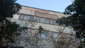 "200 кг цемента с плиткой": рядом с патрульными обвалилась часть фасада со здания "Запорожэлектротранса"