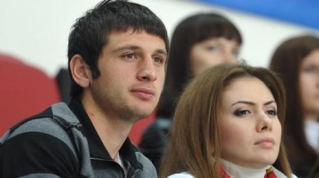 Футболист Дзагоев опроверг расставание с женой