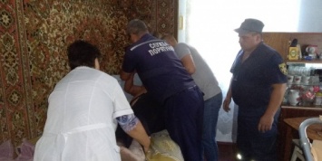 Во Врадиевке спасатели помогли медикам занести в дом увесистого пациента