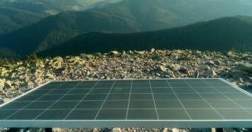 На вершине горы возле Буковеля установили солнечные панели для подзарядки смартфонов