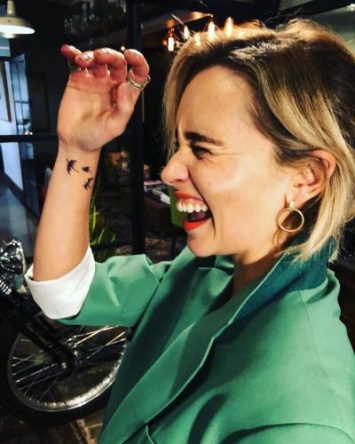 Эмилия Кларк поразила публику татуировкой с изображением трех драконов