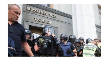 Слезоточивый газ и драка: столкновения националистов с полицией у Рады