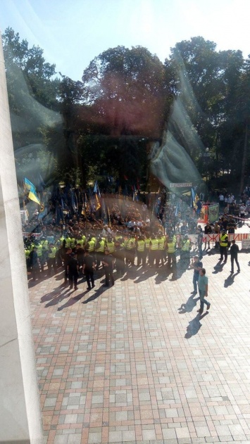 Начался штурм Верховной Рады: протестующие пошли в атаку, охрана надела бронежилеты