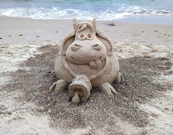 Одесситка создает на опустевших пляжах песочные скульптуры (Фото)