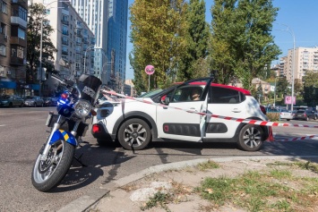 В центре Киева полицейский попал под колеса