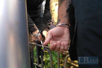 Пять белорусов из "Азова" приковали себя наручниками к забору возле АП
