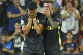 Шок, истерика и слезы - Криштиану Роналду впервые удален с поля в матче Лиги чемпионов