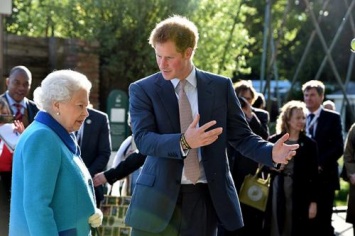 Принц Гарри признался, что паникует при встрече с королевой