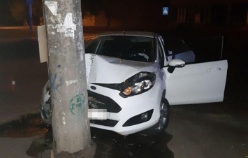 В Николаеве пьяный водитель пытался сбежать от патрульных и врезался в электроопору