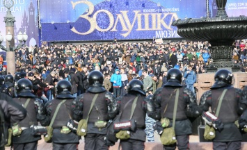 Суд освободил осужденного за удар полицейского на акции Навального
