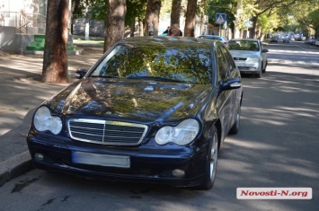 В центре Николаева столкнулись Mercedes и Opel