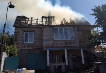 На Днепропетровщине загорелась крыша жилого дома