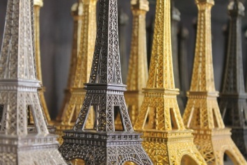 В Париже изъяли 20 тонн нелегальных мини-Эйфелевых башен