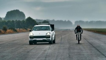 Рекорд скорости на велосипеде установили с помощью Porsche Cayenne Turbo