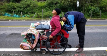 Сын толкал кресло отца 500 км - лишь бы он попал в больницу