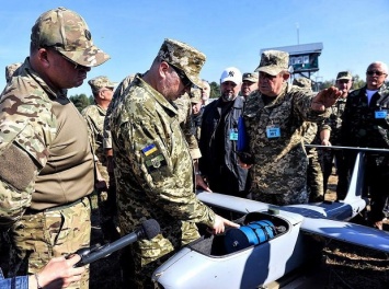 Турчинов принял участие в испытании новых украинских беспилотников, оружия и техники