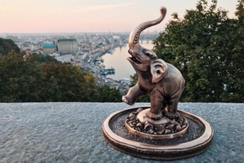 В Киеве установили мини-скульптуру в рамках спецпроекта, который показывает символы города в виде маленьких бронзовых миниатюр