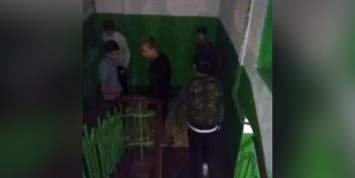 Банда подростков АУЕ избила петербуржца в собственной квартире из-за замечания
