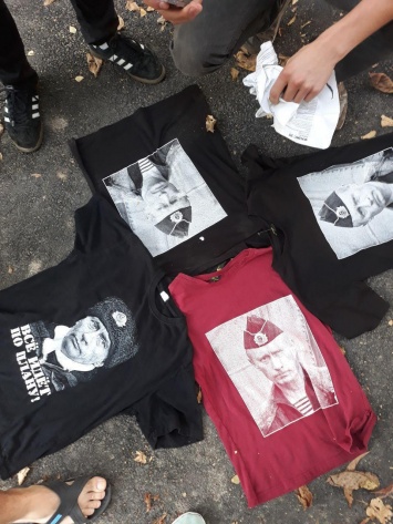 В вотчине Порошенко нацисты конфисковали из продажи, растоптали и сожгли футболки с Путиным