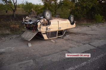 Под Николаевом столкнулись два автомобиля: трое пострадавших, водитель сбежал