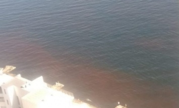 Аркадия: в Черном море заметили странные ржавые пятна