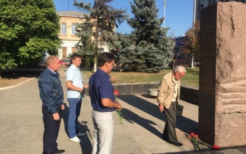 Актив партии Оппозиционный Блок в Херсонской области возложил цветы к памятнику «Мальчишкам с Карантинного острова»