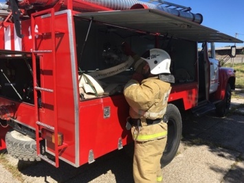 Крымские огнеборцы потушили условный пожар и проверили соблюдение безопасности на винзаводе