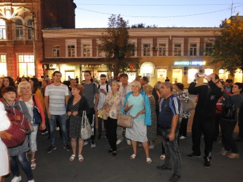 В Саратове губернатор проигнорировал митинг сотен горожан