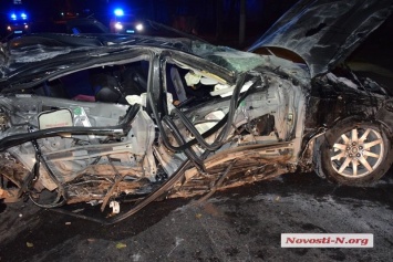 В Николаеве пьяный водитель на Jaguar влетел в дерево и несколько раз перевернулся