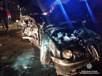 В Николаеве из разбитого в хлам автомобиля вытянули хмельного и вполне здорового водителя