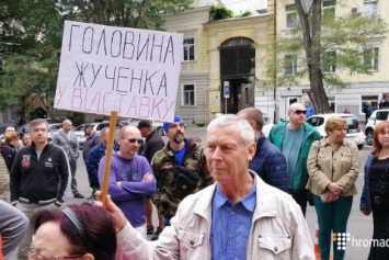 Из-за нападения на активиста в Одессе пикетируют управление полиции