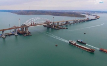 Азов наш: украинские военные корабли "взяли" Крымский мост, фото